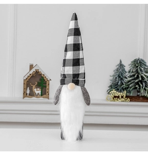 Detail der Weihnachts-Zwerg Flaschentasche mit schwarz-weißem Karomuster und Kunstfell