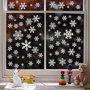 Décoration hivernale montrant des stickers flocons blancs sur vitre avec des jouets