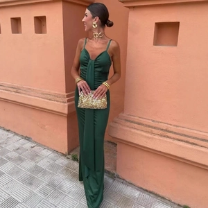 Robe longue en satin vert foncé avec col en V et coupe sirène ajustée élégante