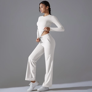 Ensemble de yoga blanc 2 pièces avec haut manches longues et pantalon large taille haute