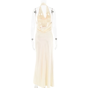Vue détaillée de la robe dos nu en satin champagne avec licou sur mannequin transparent