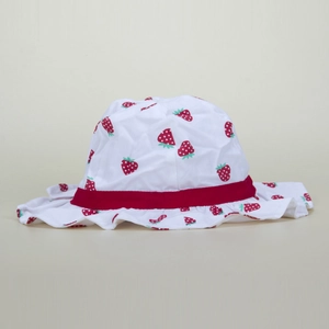 Dettaglio cappello da sole per neonati bianco con stampe di fragole e fiocco rosso
