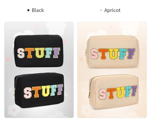 Détail de trousses en nylon avec broderie STUFF et bordure en paillettes dorées