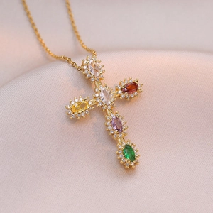 Collier croix en acier inoxydable doré avec des pierres précieuses de zircone colorées