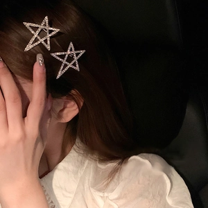 Detailansicht der sternförmigen Haarspangen mit funkelnden Strasssteinen