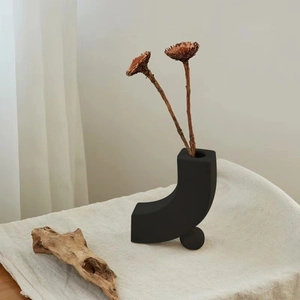 Minimalistische mattschwarze Keramikvase in Hakenform für moderne Heimdekoration
