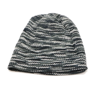 Détail de la texture tricotée avec motif de vagues noir et gris sur le bonnet d'hiver