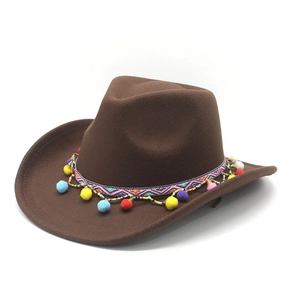 Chapeau de cowboy en feutre marron avec ruban géométrique et pompons colorés