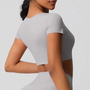Haut de yoga gris clair à manches courtes avec coussinets et tissu brossé de qualité