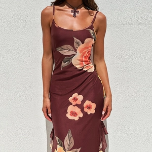 Detail van bordeauxrode bloemenjurk met zijplooien en een elegante ruches aan de zoom