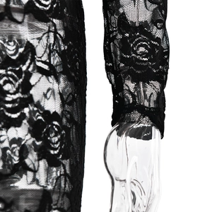 Detaillierte Nahaufnahme von schwarzem Blumenspitzenstoff mit transparenten Rosenmustern