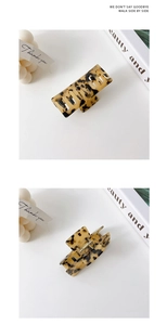 Close-up of leopard pattern hair claw with strong metal spring and interlaced teeth detail