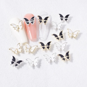 Macro de breloques papillon 3D pour ongles en émail noir et blanc avec monture en or et argent