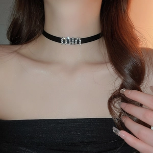 Collier ras de cou en similicuir noir avec lettres serties de strass brillants