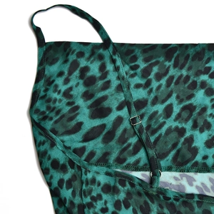 Vue détaillée des bretelles réglables et texture satinée sur la robe léopard verte