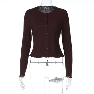 Détail du cardigan en tricot marron foncé avec texture côtelée et ourlet ondulé élégant
