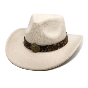Détail d'un chapeau de cowboy en feutre blanc cassé avec bande brune et étoile rétro