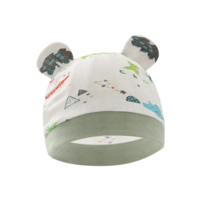 Dettaglio cappello neonato in cotone bianco con dinosauri verdi e piccole orecchie 3D