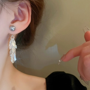 Boucles d'oreilles pampilles feuilles argentées avec perles grises pour femmes