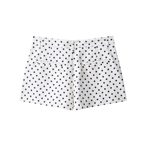 Vista posteriore dettagliata di pantaloncini a pois bianchi e neri con passanti