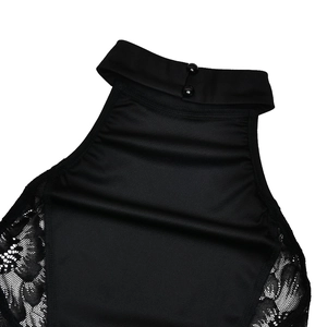 Détail du col licou noir avec bordure en dentelle florale et fermeture à deux boutons