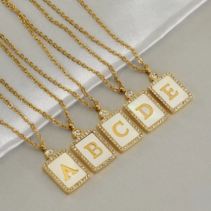 Colliers lettres carrés en acier titane 18K dorés avec nacre blanche et zircons
