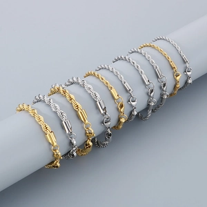 Bracciali a catena a fune in acciaio inossidabile oro e argento su espositore tondo