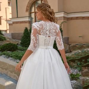 Robe de mariée élégante en satin blanc avec dos en dentelle, coupe A-line et corset