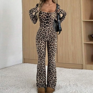 Eng anliegender Damen-Jumpsuit mit Leopardenmuster, Karree-Ausschnitt und Langarm