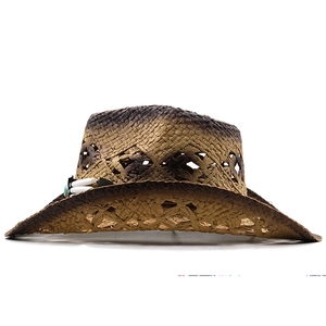 Détail d'un chapeau de cowboy en paille tissée avec motifs croisés et perles turquoise