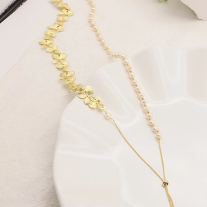 Elegante collana lunga placcata oro 18k con perle naturali e design a foglia e farfalla