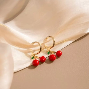 Orecchini a cerchio con ciliegie rosse fatti a mano e foglie verdi in lega di zinco oro
