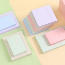 Nahaufnahme bunter Haftnotizen in Macaron-Farben und verschiedenen Größen im Studio