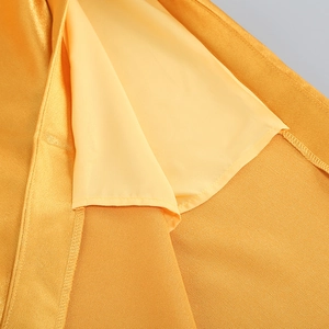 Détail macro des coutures du tissu jaune vif et de la doublure intérieure lisse