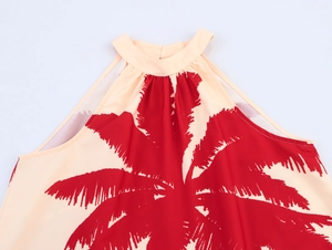 Détail du col licou et de l'imprimé palmier rouge vif sur un tissu beige doux