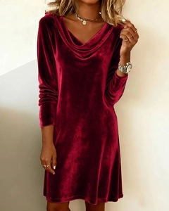 Détail de robe en velours rouge bordeaux avec col bénitier élégant et texture douce