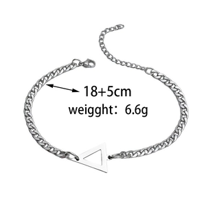Dettaglio del bracciale a catena in acciaio argento con pendente a triangolo e misure