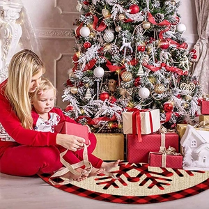 Weihnachtsbaumdecke aus Leinen mit rot-schwarzem Karomuster und großen Schneeflocken