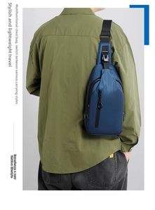 Detailansicht der dunkelblauen Brusttasche mit wasserdichtem Stoff und verstellbarem Gurt