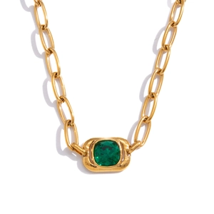 Collana a catena dorata a graffetta con gemma verde smeraldo in stile vintage