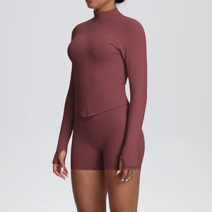 Détails de la veste de yoga rouge avec passe-pouces et short de sport taille haute