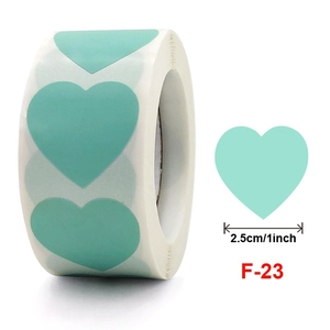 Detail view of mint green heart-shaped stickers on a roll with 2.5cm size label