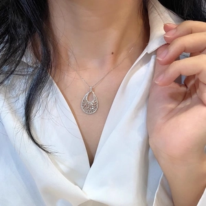 Nahaufnahme der eleganten Tropfenhalskette aus Silber mit Hohlmuster und Zirkonia am Modell