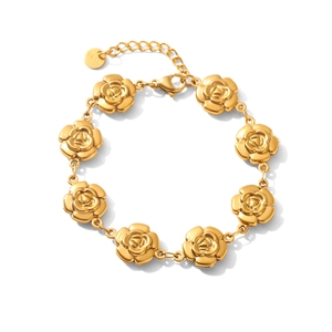 Détail du poinçon S925 et du fermoir mousqueton sur le bracelet à fleurs dorées