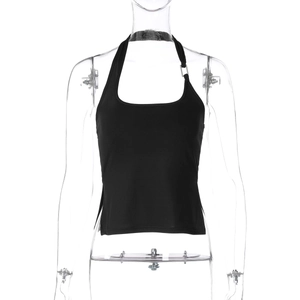 Vue détaillée du crop top noir dos nu avec ouvertures latérales sur un mannequin clair