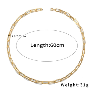 Dettaglio della collana a catena a graffetta dorata con maglie da 1,6x0,7 mm e lunghezza di 60 cm