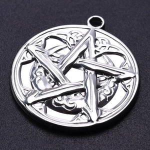 Détail macro d'un pendentif rond en acier inoxydable 304 avec motif étoile en relief
