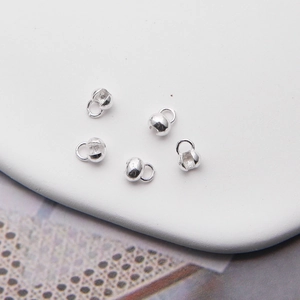 Makroaufnahme von 5 polierten S925 Sterlingsilber Perlen mit Schlaufen für DIY Schmuck