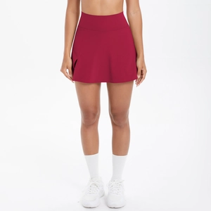 Detail eines weinroten Sport-Skorts mit Seitenschlitz und hoch tailliertem Stretchstoff