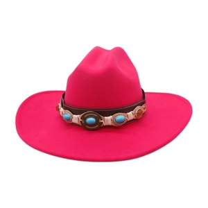 Vista detallada de sombrero de fieltro rosa con banda decorativa de cuentas étnicas